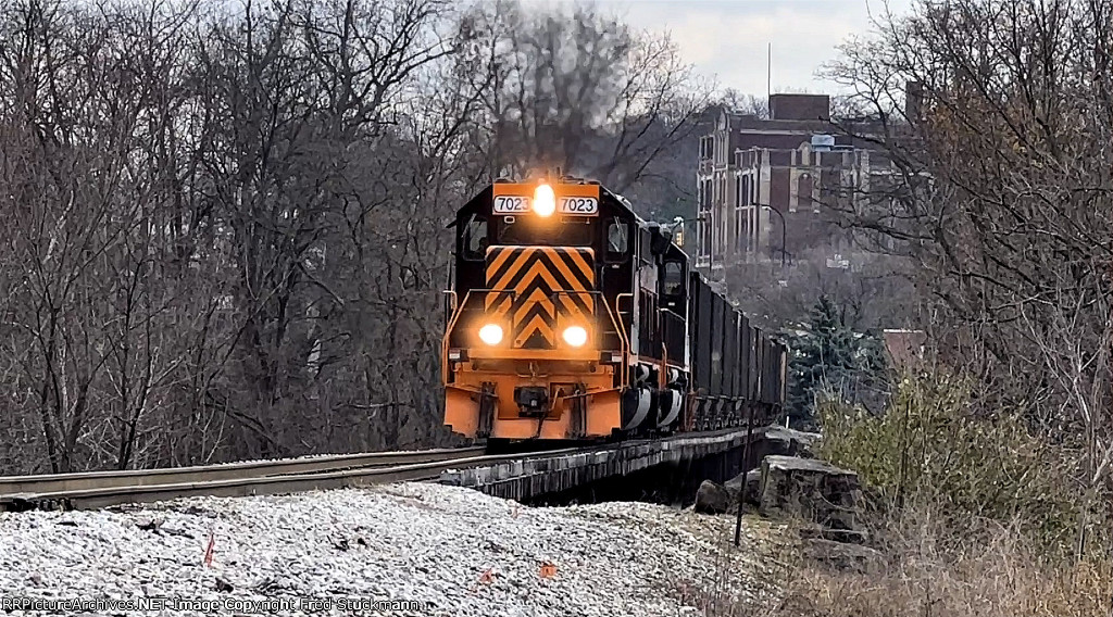 WE 7023 traverses the Cascade Locks Trestle.